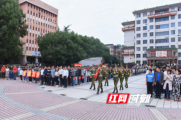 湖南科技学院举行国庆升旗激发师生爱国热情