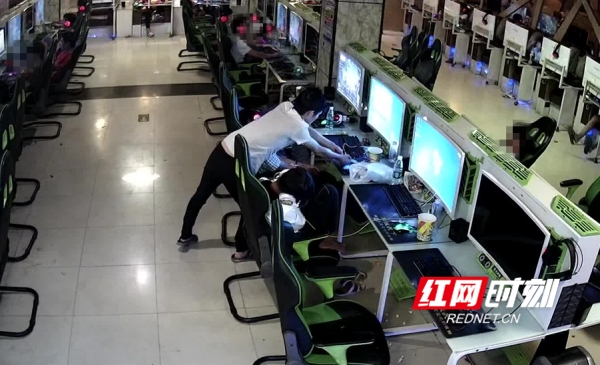 男子网吧偷手机被监控拍下  江华警方千里缉拿归案